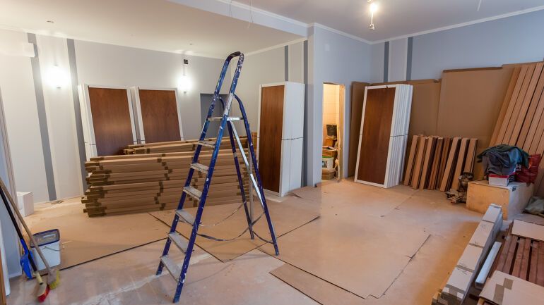 Renoveringsarbeid i et rom